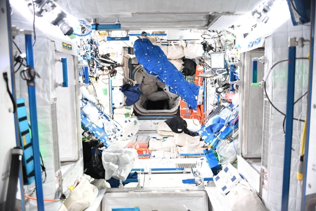 图为宇航员卡拉·巴隆在国际空间站上参加完“睡衣派对”后，在哥伦布实验舱中休息。