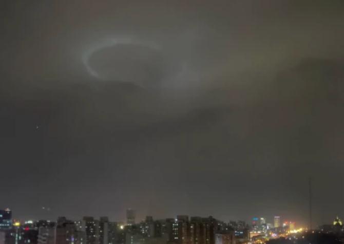北京夜空神秘光圈-鸟巢的灯光