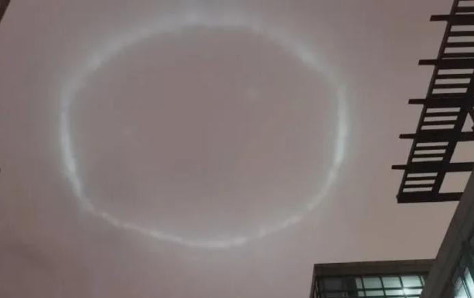 北京夜空神秘光圈-鸟巢的灯光