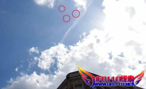 UFO？这段视频中，可以看到天空中3个快速移动的白色亮点