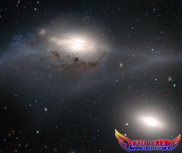 欧洲南方天文台甚大望远镜（VLT）日前拍摄了这张壮观的照片，这两个外形优雅的星系距离地球约5000万光年，位于室女座，两者之间相距约10万光年。从望远镜中看起来，两个星系的核心呈现亮白色，仿佛暗夜中发光的眼睛