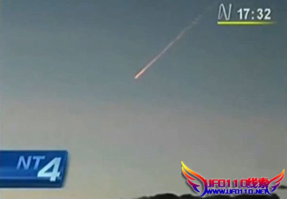 新闻记者调整摄像机镜头，显示陨石在天空中的高度