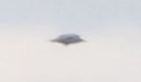 英国上空现神秘飞碟状UFO(图)