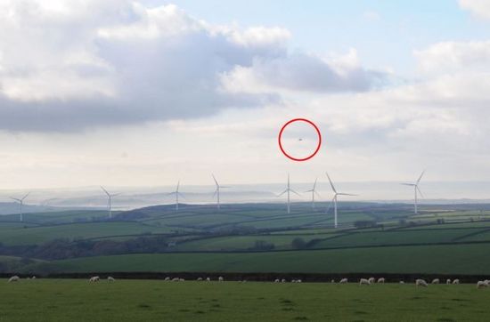 英国一风电场上空惊现神秘飞碟状UFO(组图)