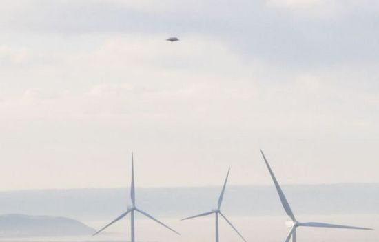 英国一风电场上空惊现神秘飞碟状UFO(组图)