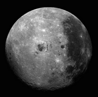 伽利略号宇宙飞船拍摄的月球背部照片