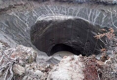 西伯利亚惊现神秘巨坑