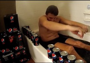二货少年300罐可乐洗澡边洗边喝【视频】