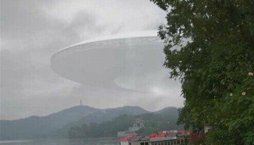 疑似“UFO”正在空中盘旋的奇异现象。