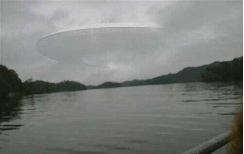 照片显眼位置出现了疑似“UFO”正在空中盘旋的奇异现象