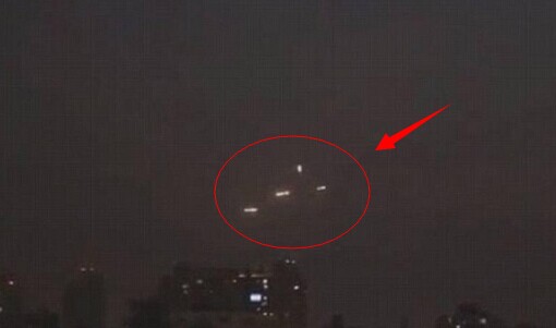 智利圣地亚哥夜空出现“UFO编队”图片