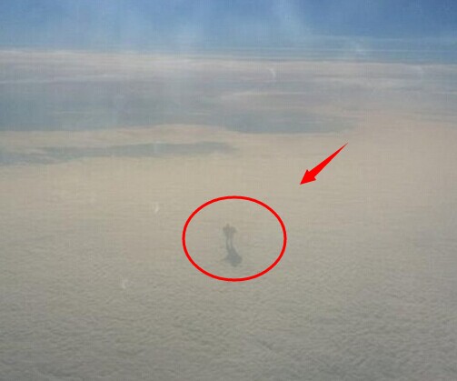 9000米高空发现神秘人影(图片)
