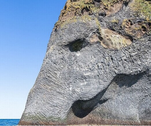 意大利撒丁岛小镇路边巨型“大象”怪石