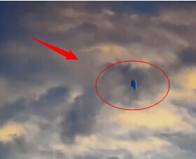 美国空军基地现形状诡异UFO穿越云层