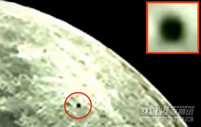 黑色的圆盘状UFO飞过月球表面
