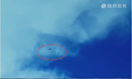 飞机再飞出云层时变为了不明飞行物 可能是UFO