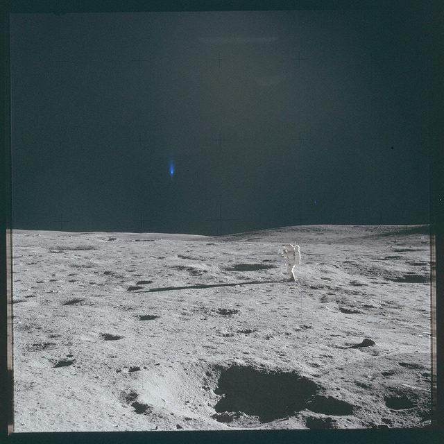 NASA**公布的月球照片里出现了许多不明物体