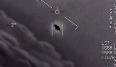 美军战机遭遇UFO的平视显示器(HUD)视频截图。