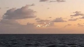海面天空上有奇异的14个光点疑似ufo