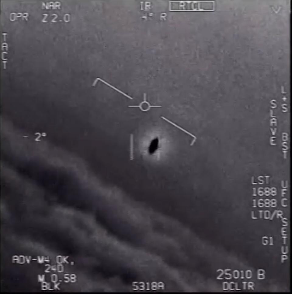 美军公布的战斗机飞行员拍摄到的UFO飞行画面